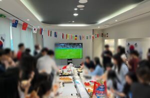 회사 해피아워 기획 만국기 장식과 다과가 준비된 행사장 전경
