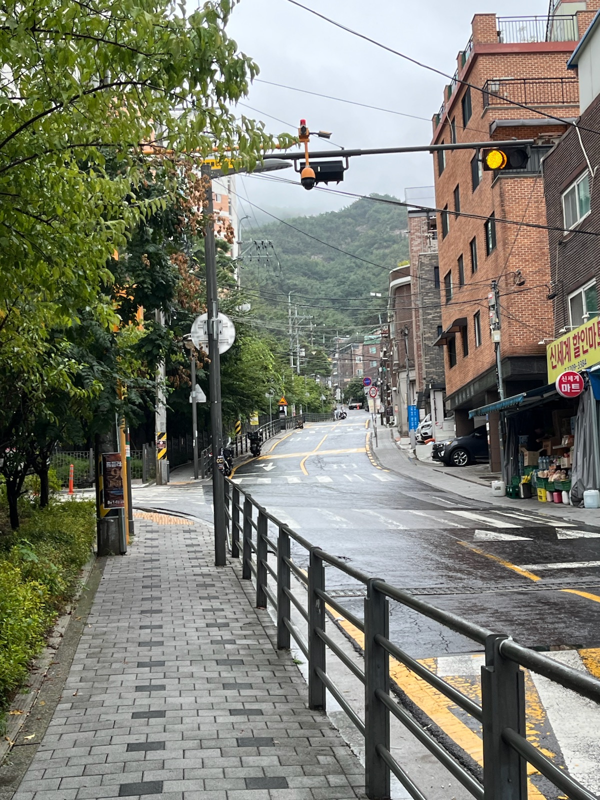 사가정역까지 걸어가는 오르막 보행로와 용마산